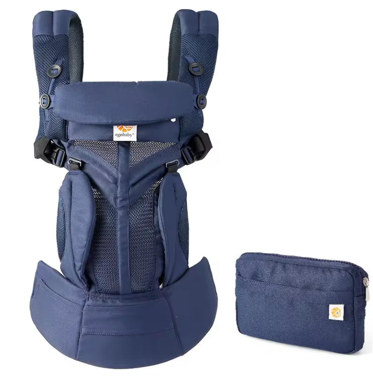 Porte-bébé ergonomique Belvio 360° en coton respirant, coloris bleu marine, porté sur le dos
